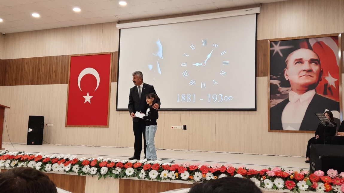 10 Kasım Atatürk Haftası Konulu İlçe Resim Yarışması Birincisi Olan Öğrencimiz Ödülünü Aldı.