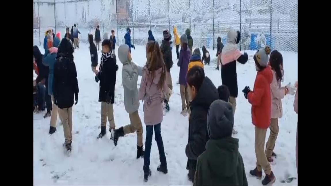 Öğrencilerimiz Yağan Karda Eğlendi.
